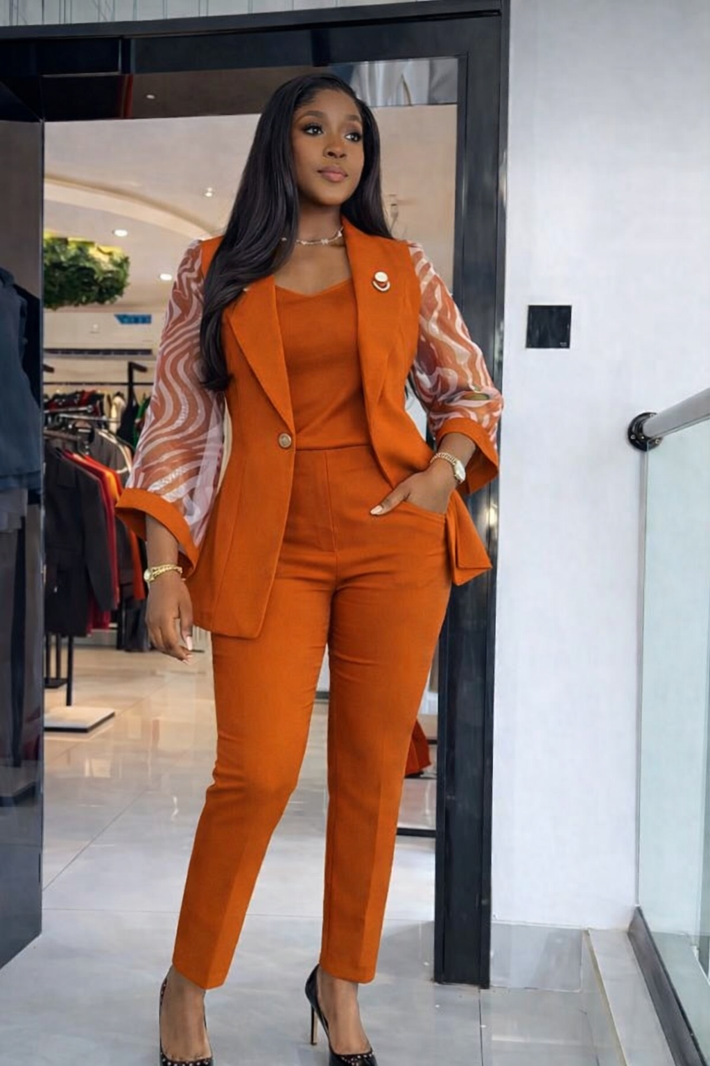 Élégant costume orange brûlé avec manches transparentes à effet spectaculaire