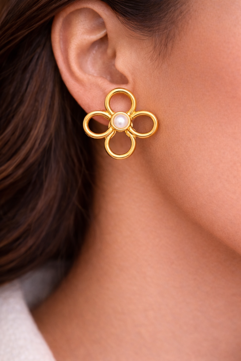 Luxury Gold Flower Stud Earrings with White Pearl