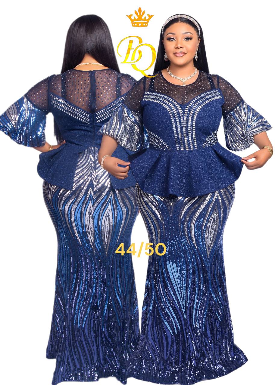 Robe longue de soirée bleue ornée de décorations