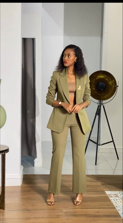 “Classic Green Single-Button Suit Set with Tailored Pants”